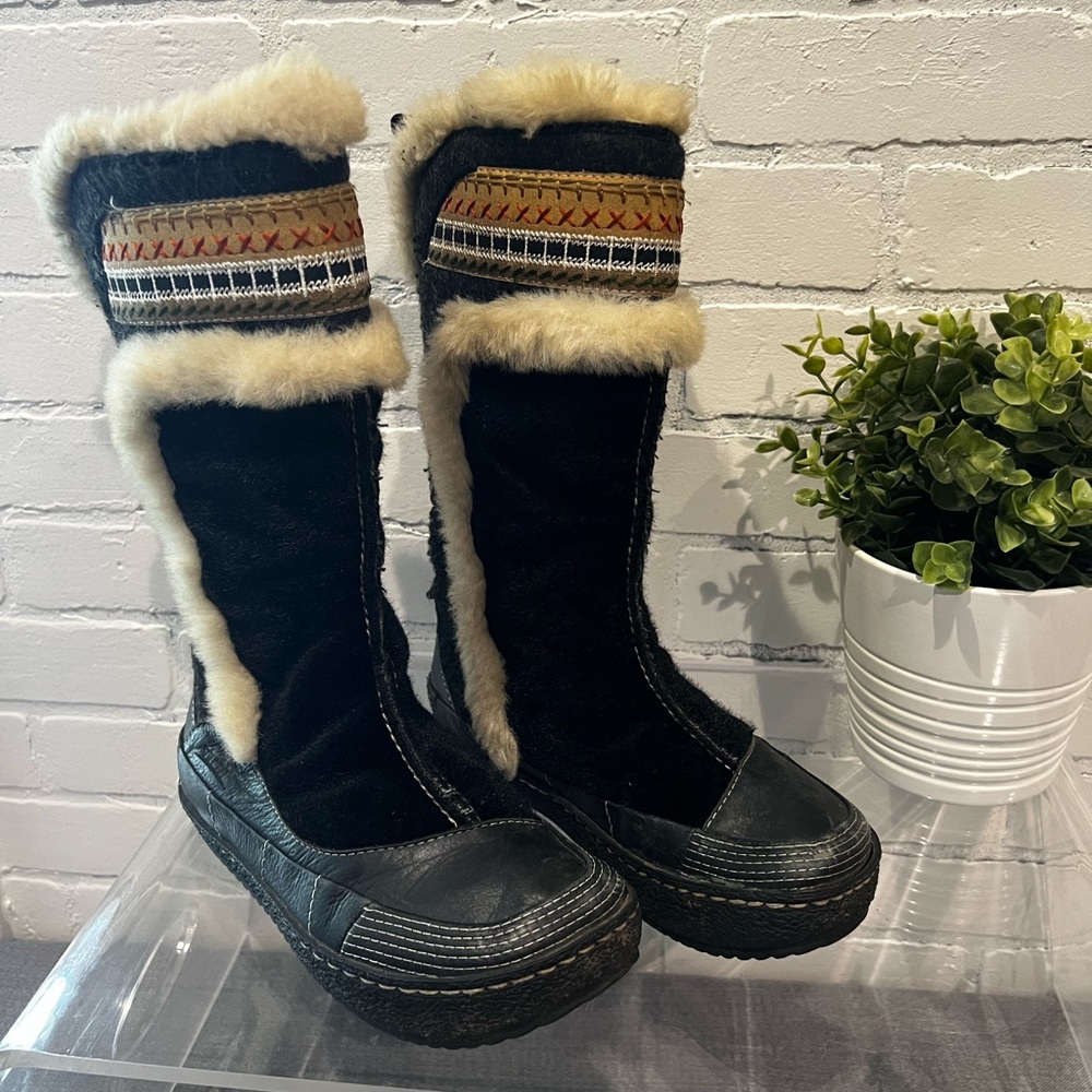 Earth Women's Black and Cream leather - fauxFur-Lined Boots
